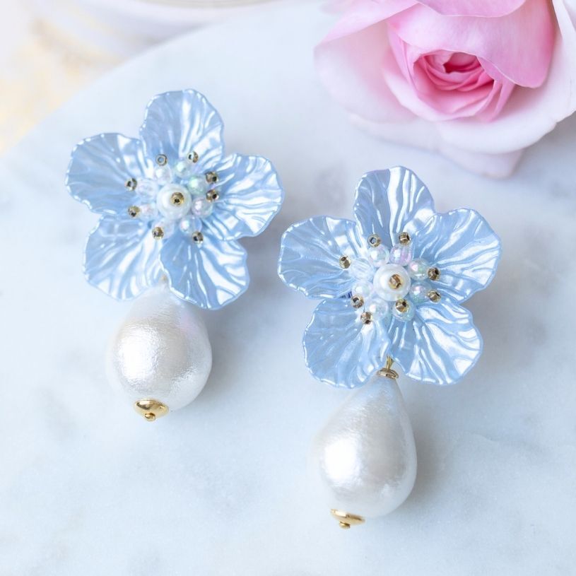 Elegante Blüten-Ohrstecker in Hellblau mit federleichten Baumwolltropfen
