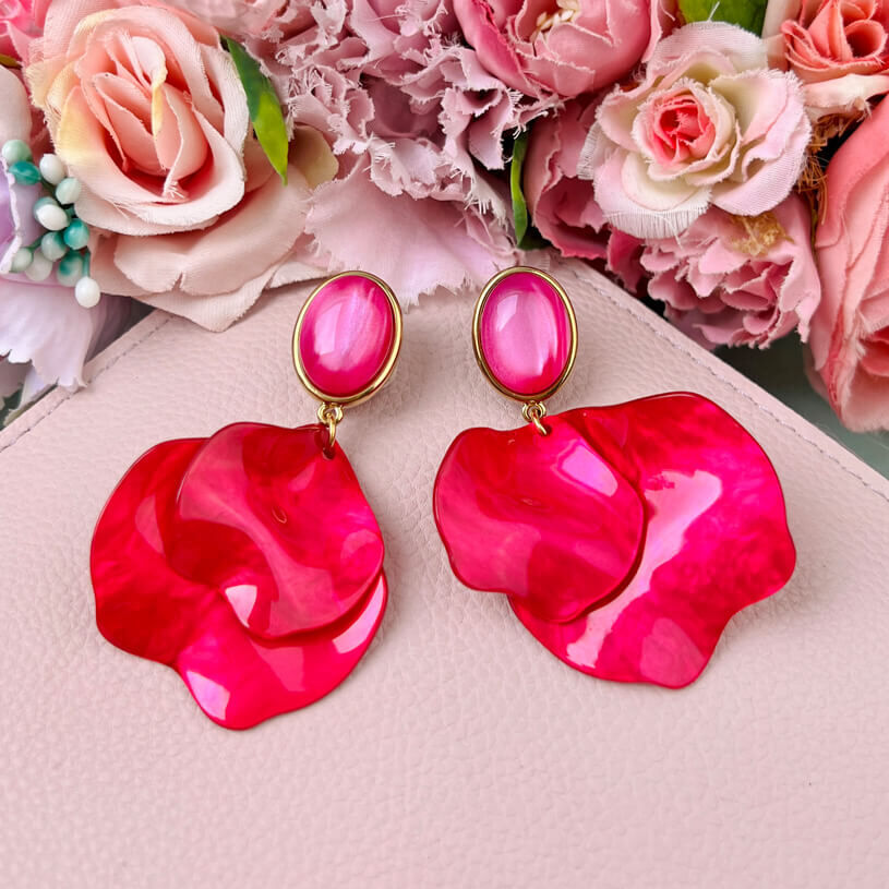 Pinke Ohrringe mit Blütenblättern