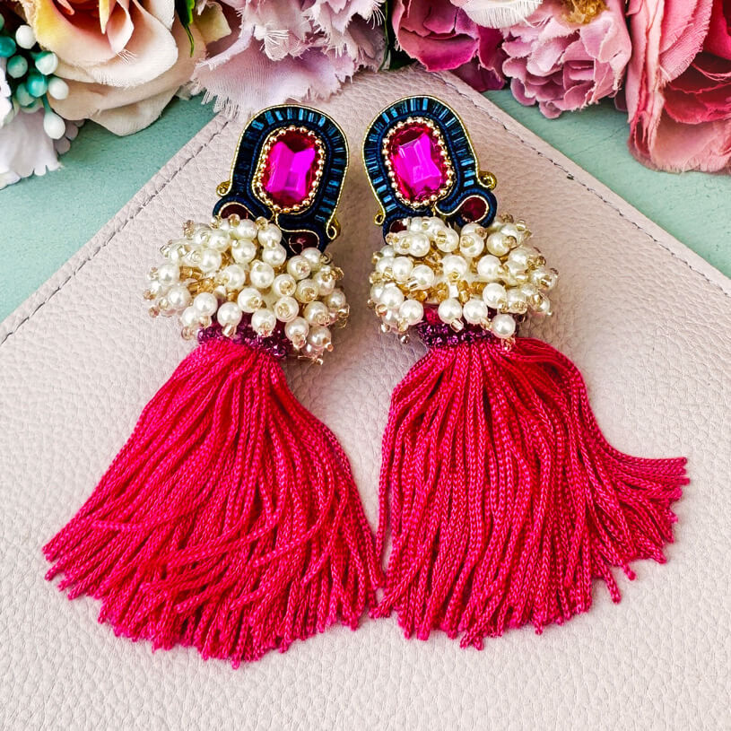 SchwesterSchwester Auffällige Soutache-Quastenohrringe in Pink und Dunkelbau