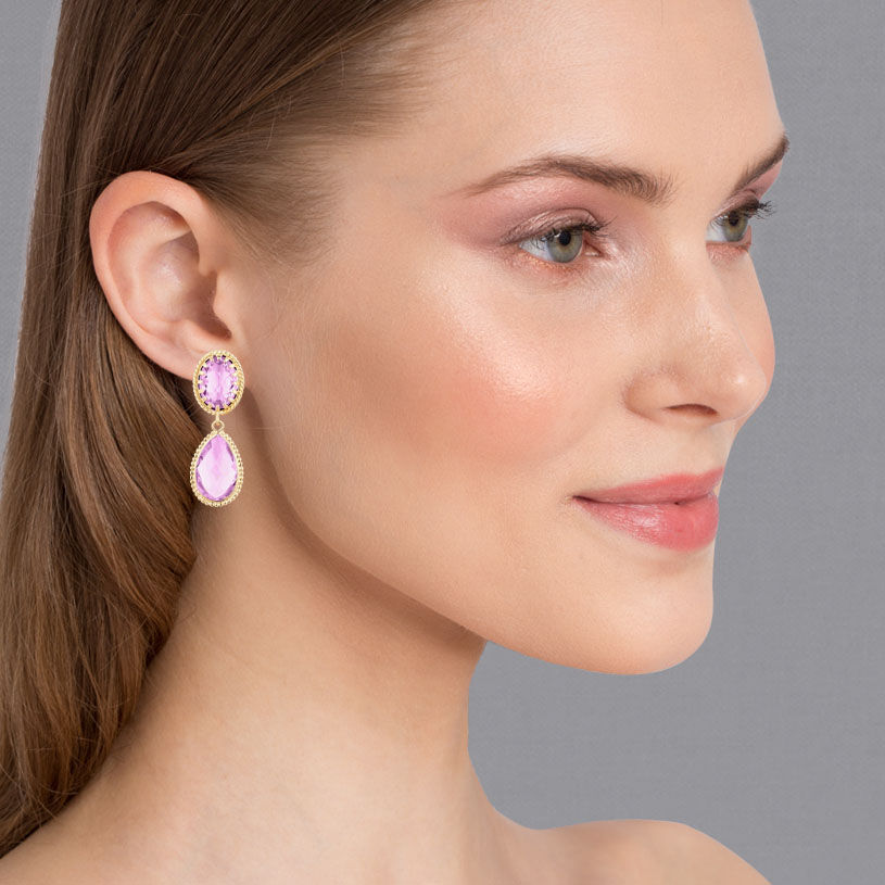 Schöne funkelnde Ohrringe in Violett