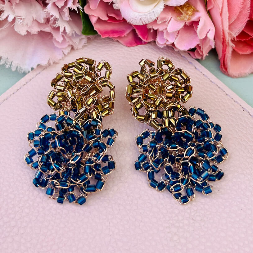 Schöne Perlen-Ohrringe aus zwei Blüten in Gold und Dunkelblau