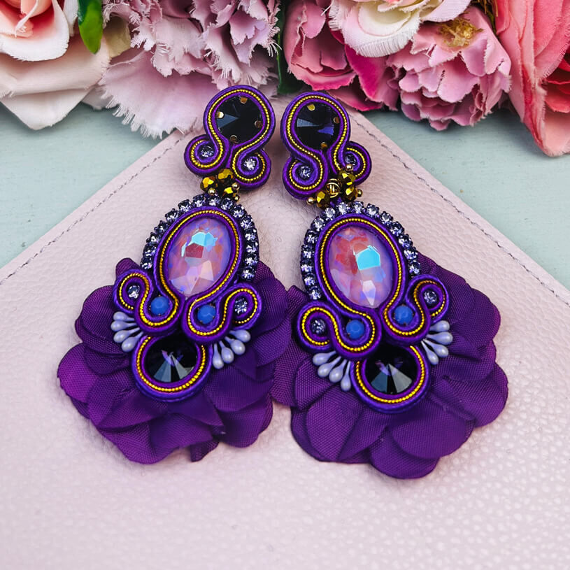 Außergewöhnliche Soutache-Ohrringe in Violett