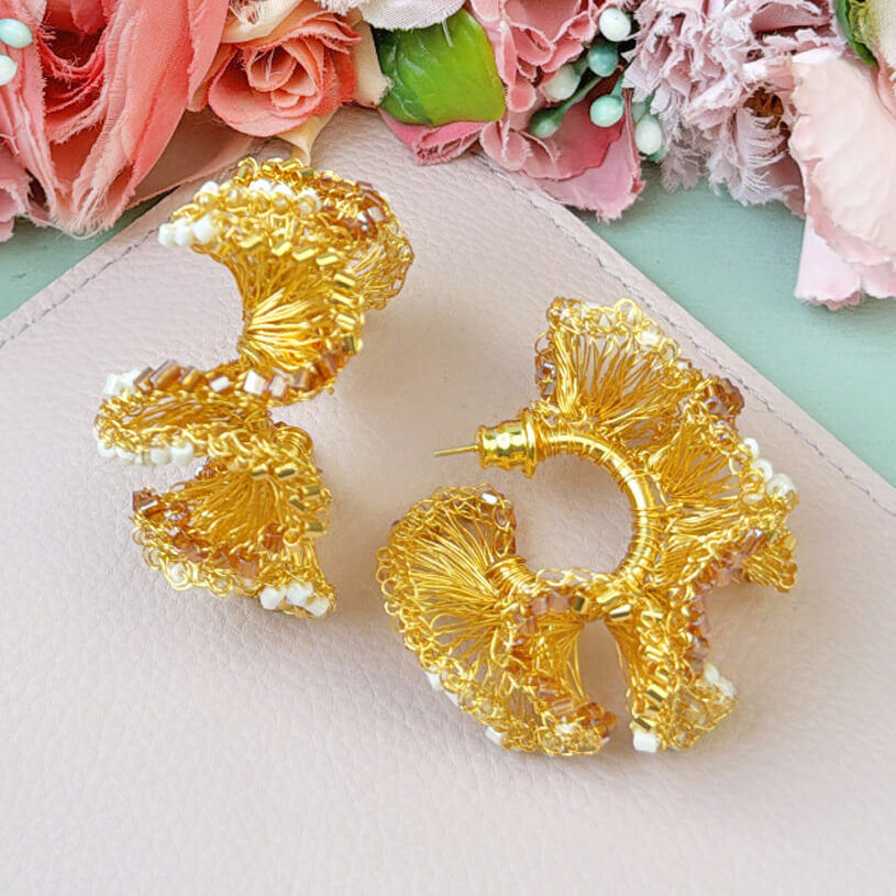 Extravagante Statement-Ohrringe aus goldfarbenen Drähten und Perlen