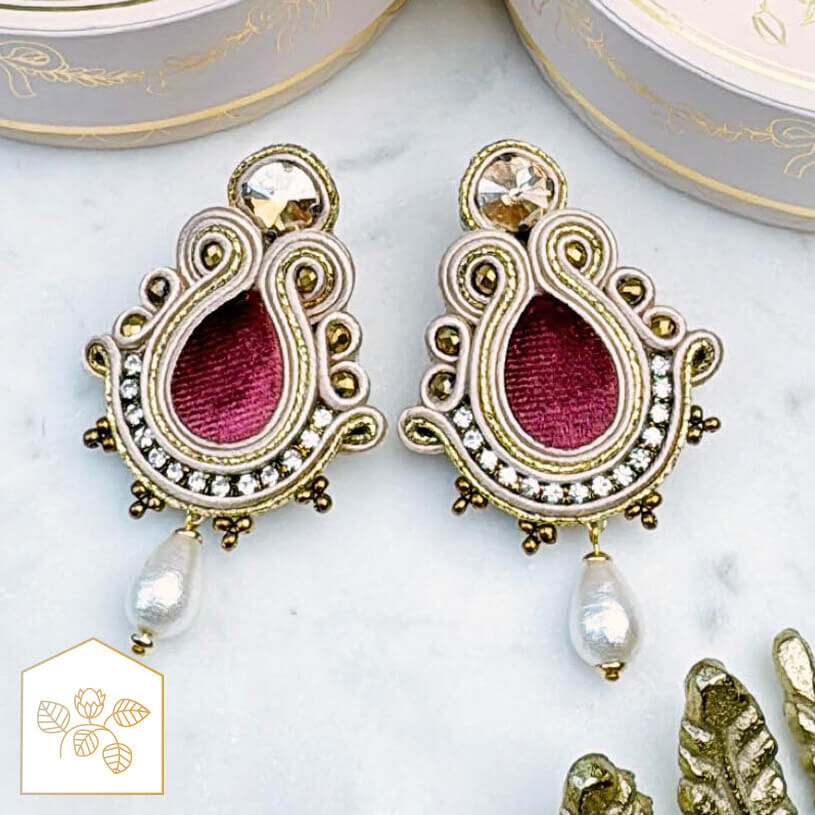 Samt-Soutache-Ohrstecker in Rot und Gold mit Baumwolltropfen