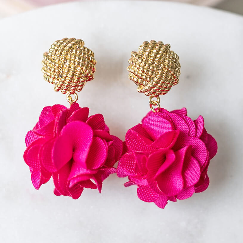 Vergoldete Knoten-Ohrstecker mit pinkem Blüten-Pompom