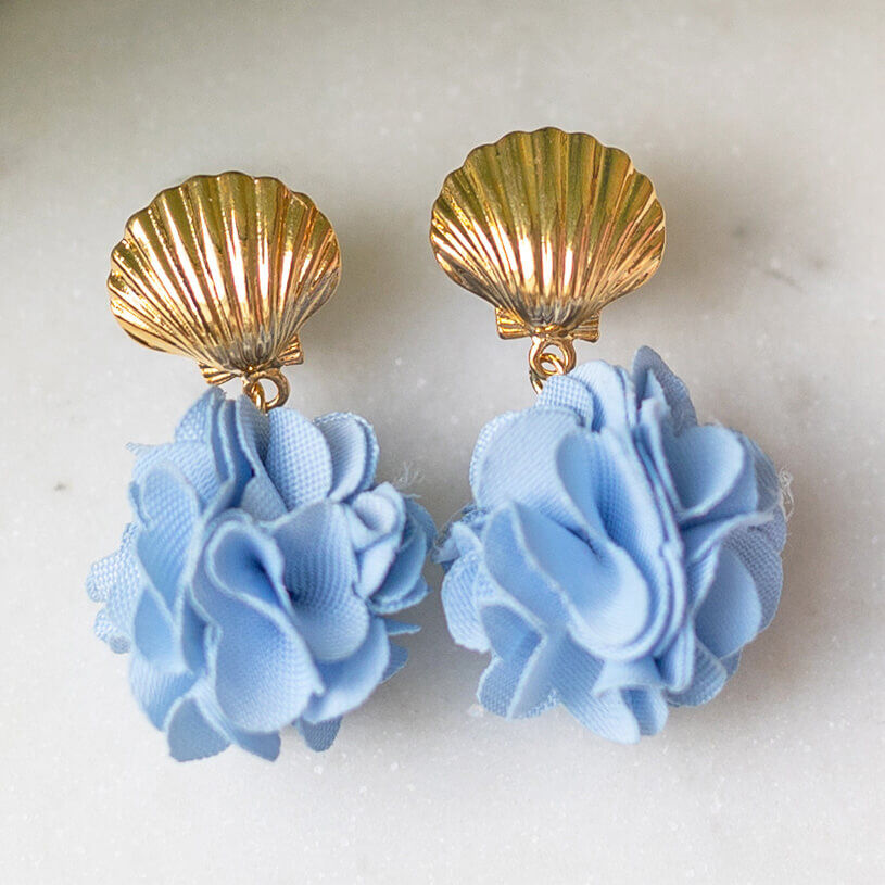 Vergoldete Muschel-Ohrstecker mit hellblauem Blüten-Pompom