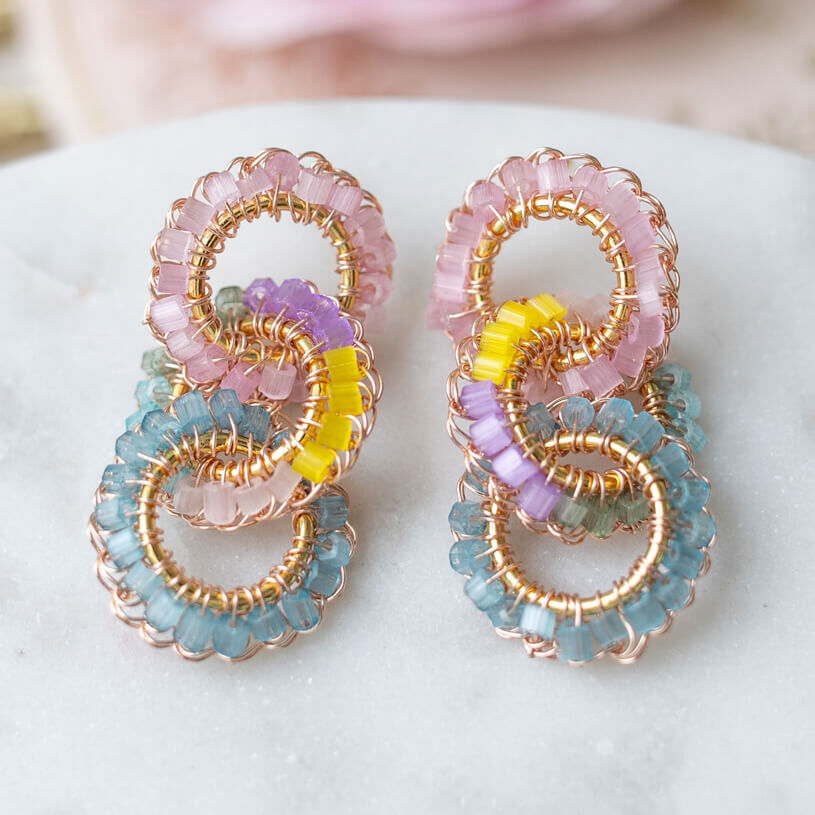 Perlenohrringe aus drei Ringen in Pastelltönen