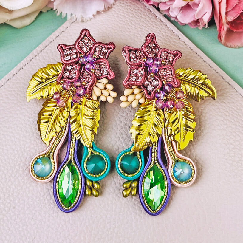 Extravagante Soutache-Ohrringe in Pink, Grün und Gold