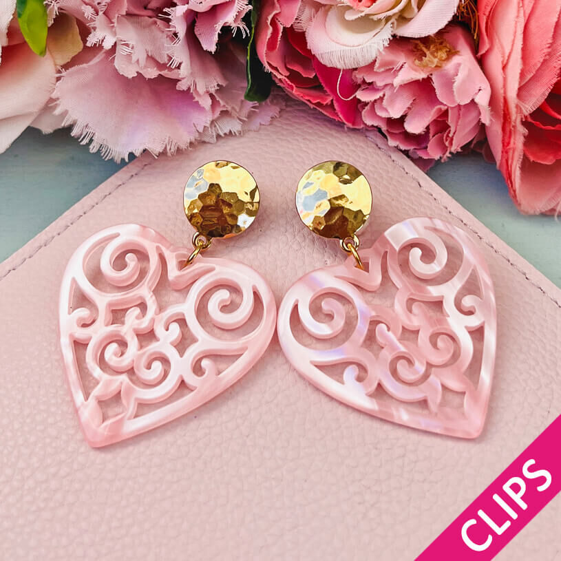 Vergoldete runde Ohrclips mit Herz-Ornamenten in Rosa