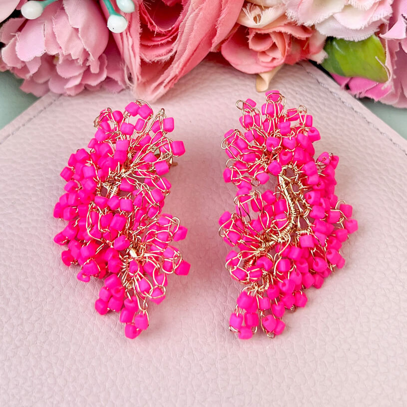 Edle Perlen-Ohrringe aus mehreren Blüten in leuchtendem Pink