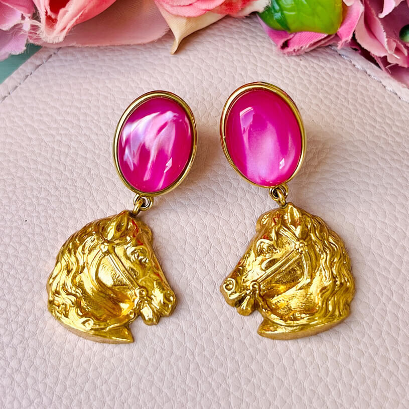 Pferde Ohrringe mit pinkfarbenem Oval