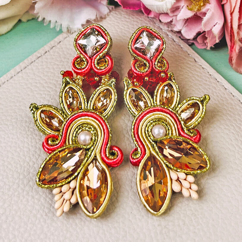 Extravagante Soutache-Ohrringe in Gold und koralligem Pink