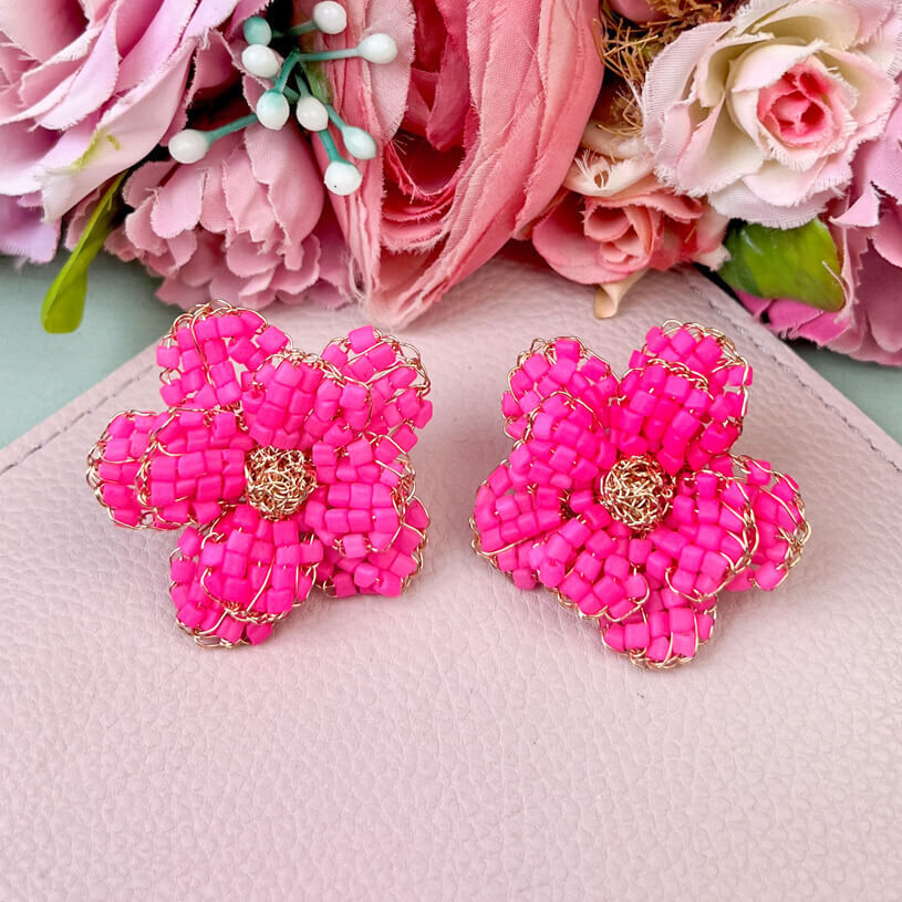 Besondere Blumen-Statementohrringe aus Perlen in leuchtendem Pink