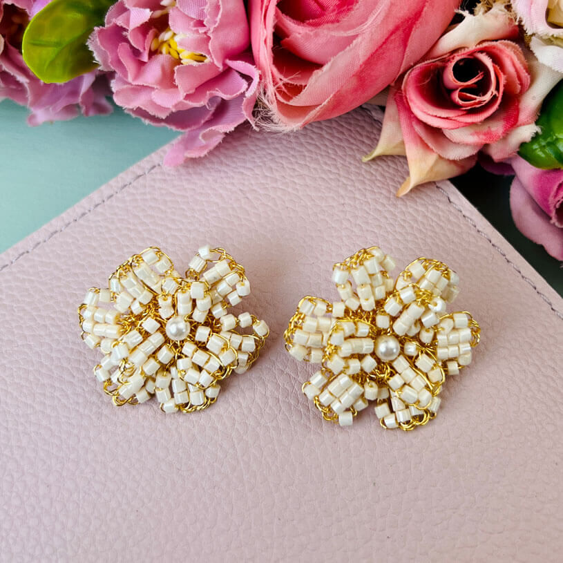 Aufwändige vergoldete Blumen-Ohrringe mit Perlen in Ecrutönen