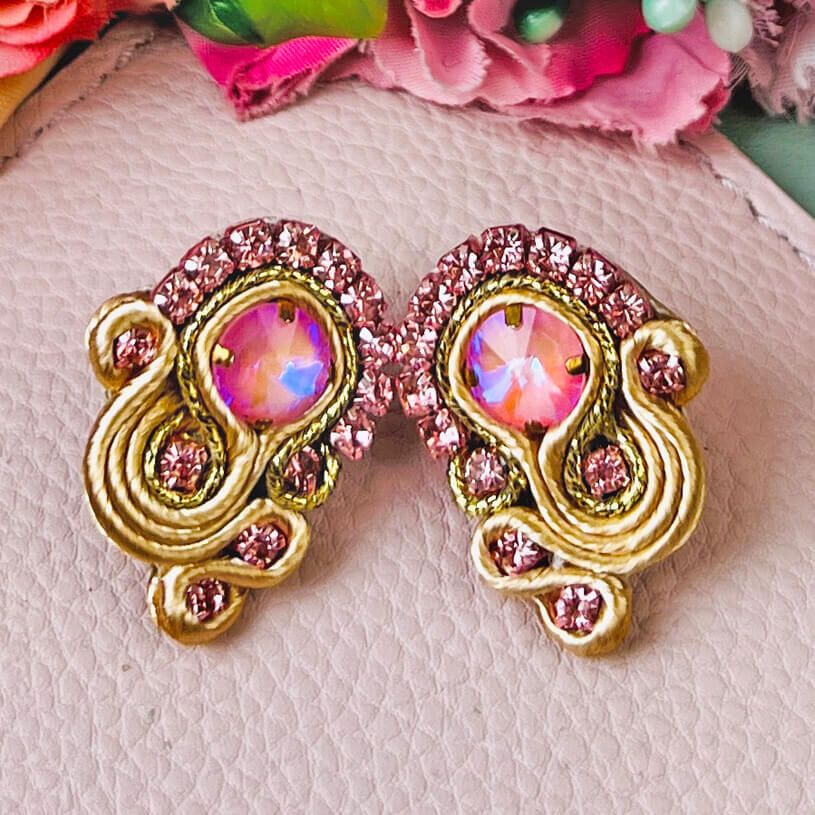 Kleine Soutache-Ohrringe in Rosa und zartem Gold