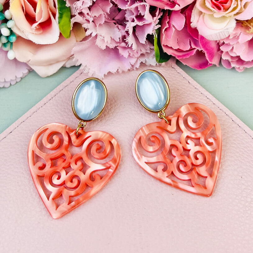 Schöne Herz-Ohrringe mit hellblauen Ohrsteckern und korallenfarbenen Herz-Ornamenten von AmuseToi