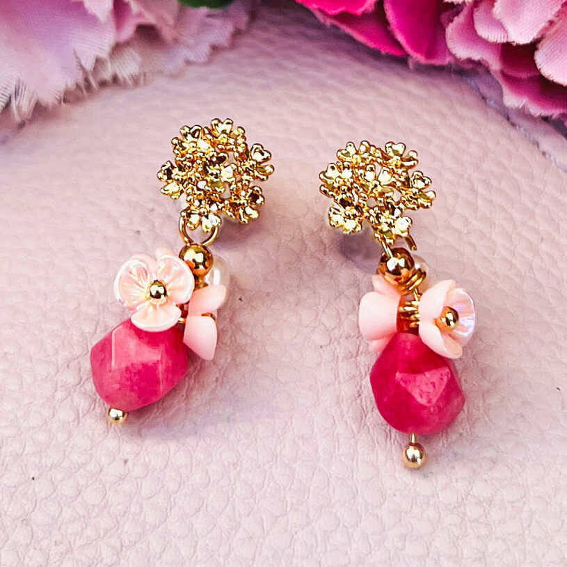 Kleine vergoldete Ohrstecker mit Blüten und Perle in Rosa und Pink