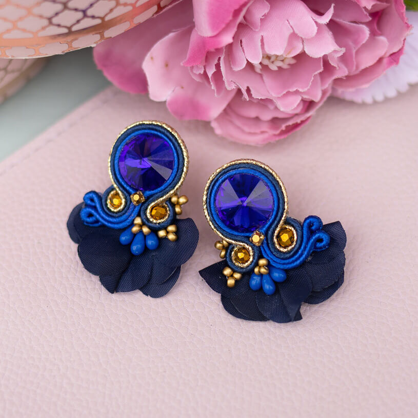 Kleine Soutache-Ohrringe in Dunkelblau