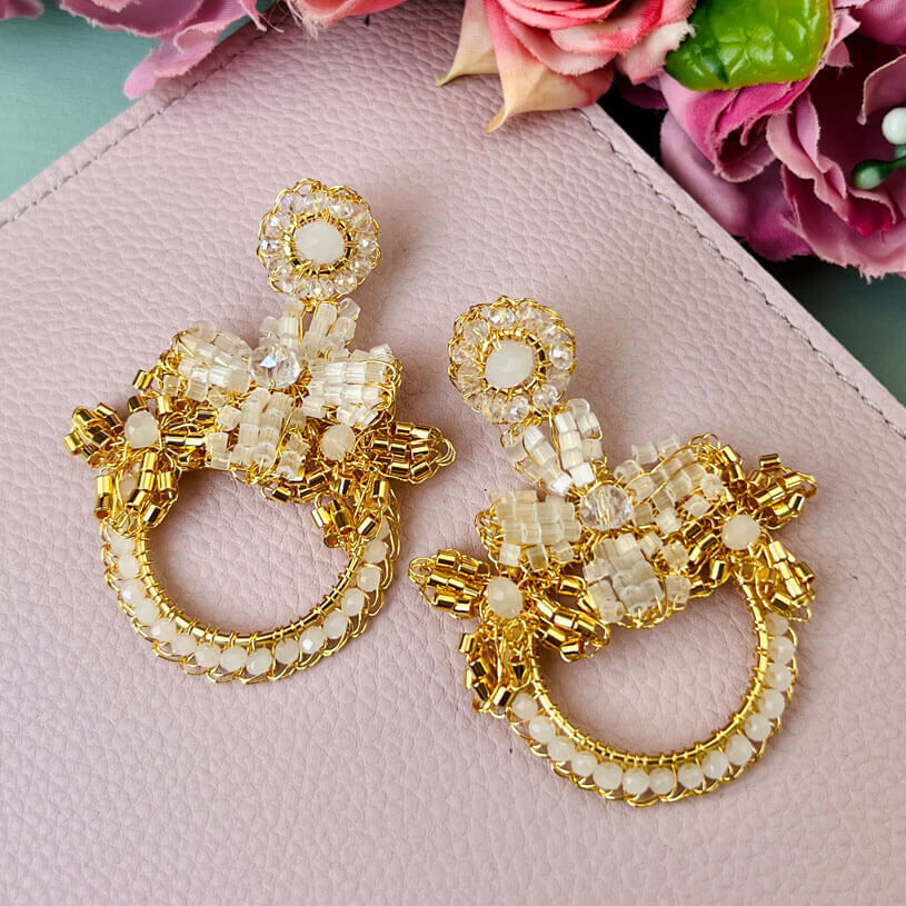 Vergoldete Blumen-Ohrringe mit Perlen in Creme, Ecru und Champagner