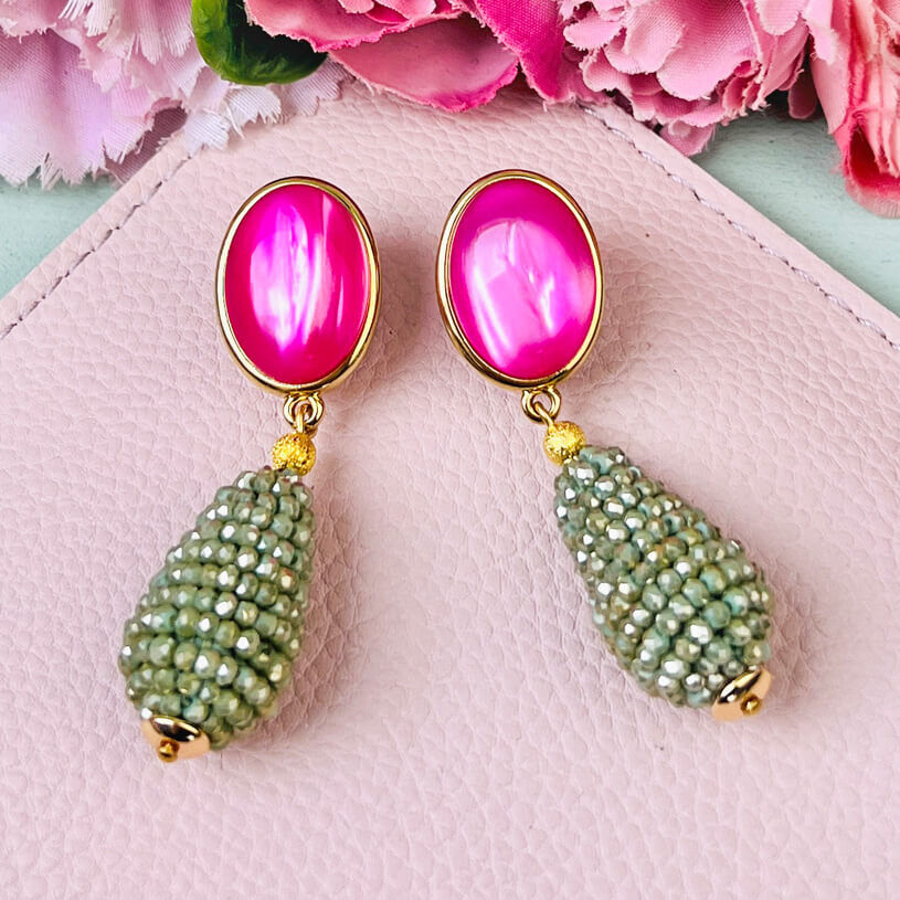 Pinke Ohrringe mit glitzerndem hellgrünen Tropfen von AmuseToi