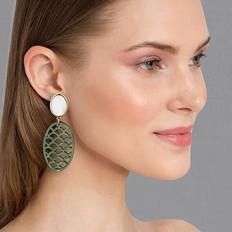Schöne Ohrringe in Weiß und Grün