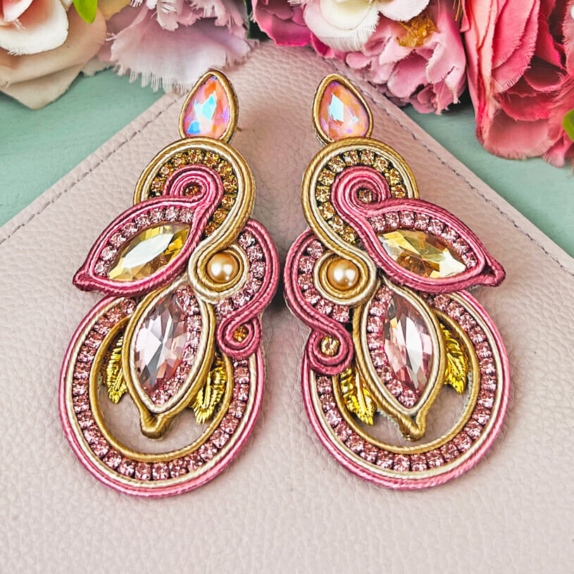 Individuelle Soutache-Ohrringe in Rosa, Pink und Gold