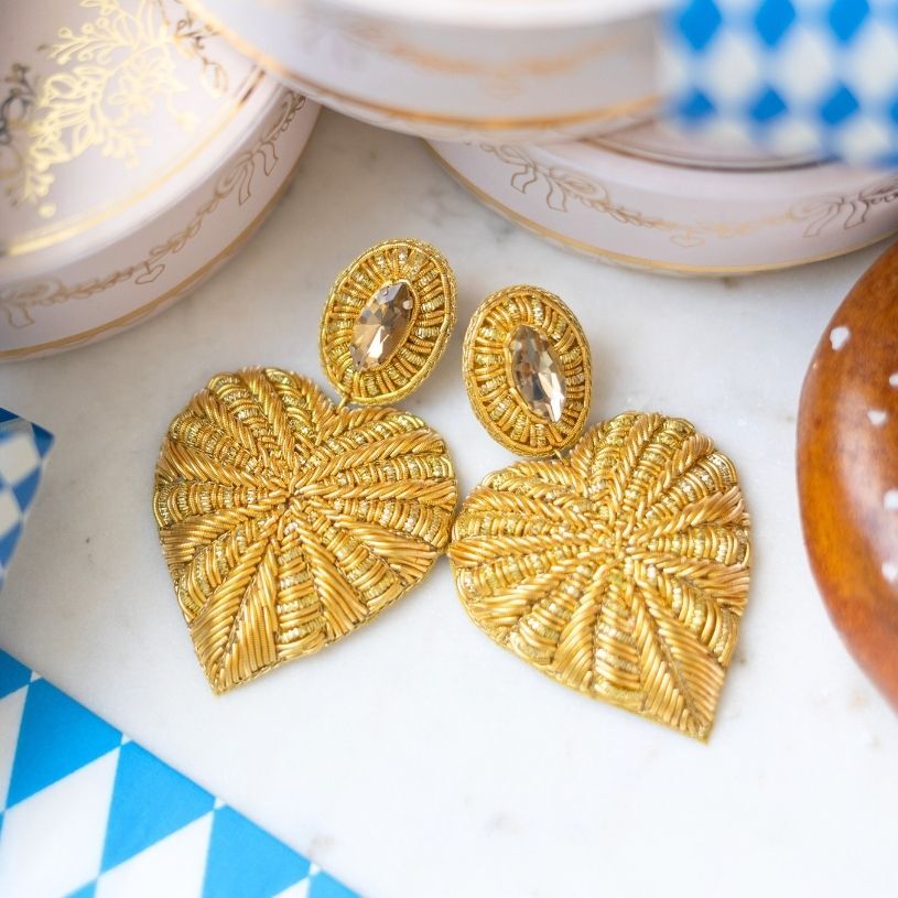 Funkelnde Soutacheohrringe als goldenes Herz