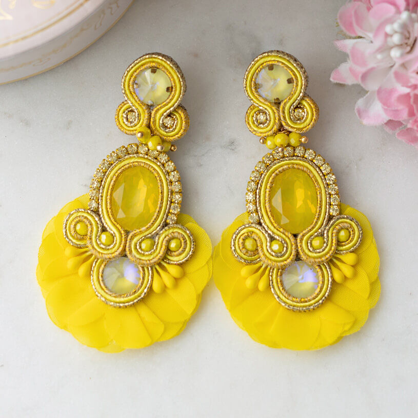 Außergewöhnliche Soutache-Ohrringe in Hellgelb