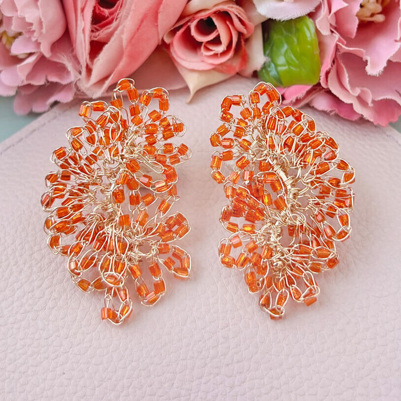 Edle Perlen-Ohrringe aus mehreren Blüten in Orange