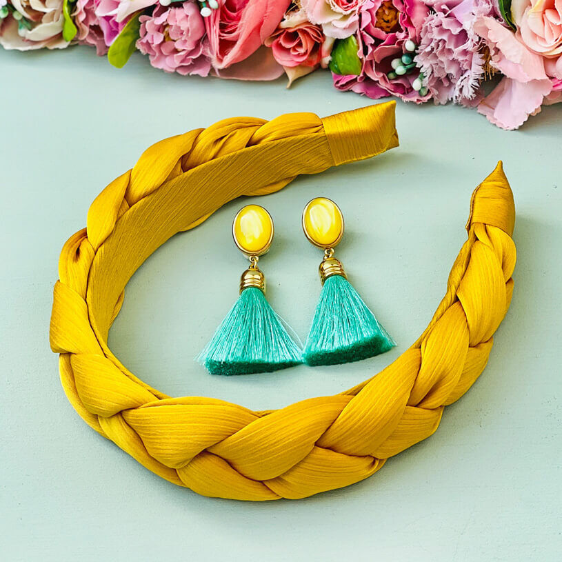 Set aus gelben Ohrringen mit Quaste in Türkis von AmuseToi und Satin-Haarreif in Gelb