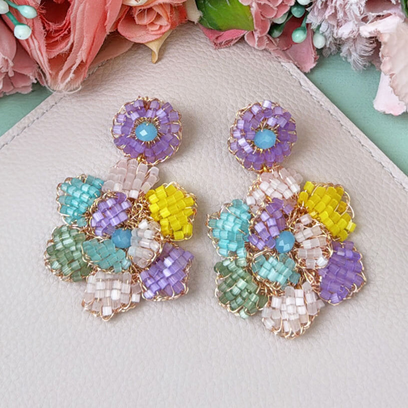 Phantasievolle Perlen-Ohrringe in Blütenform in Pastelltönen