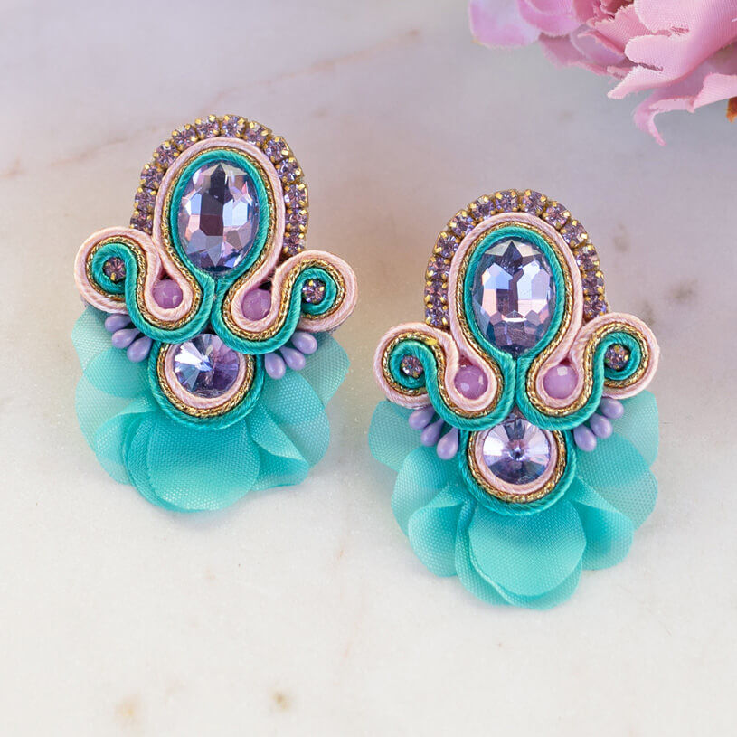 Funkelnde Soutache-Ohrringe in Türkis und Flieder