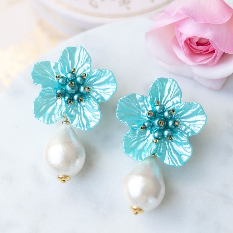 Elegante Blüten-Ohrstecker in Türkis mit federleichten Baumwolltropfen