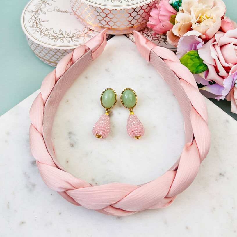 Set aus rosa-jadegrünen Tropfen-Ohrringen und Satin-Haarreif in Rosa