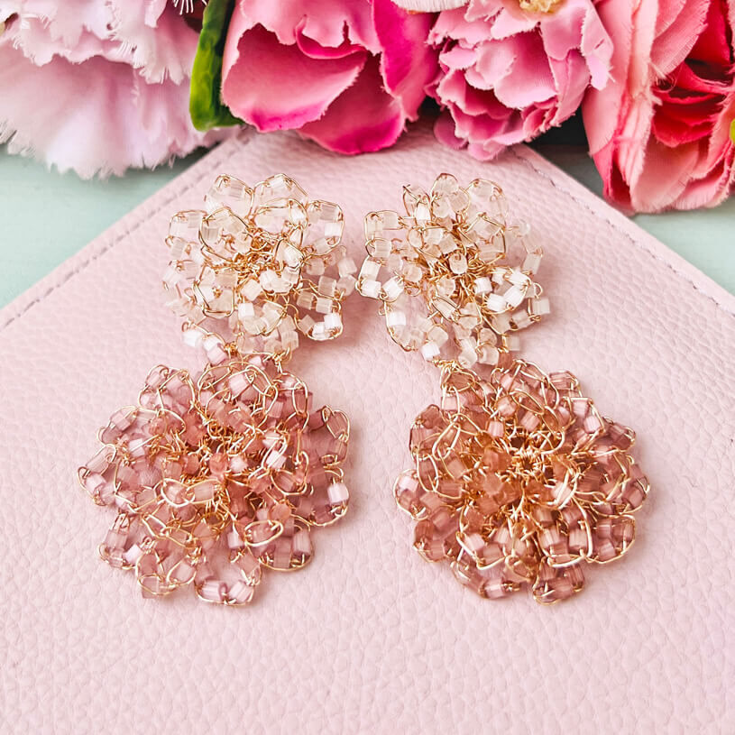 Designer Perlen-Ohrringe aus zwei Blüten in Weiß und Nude