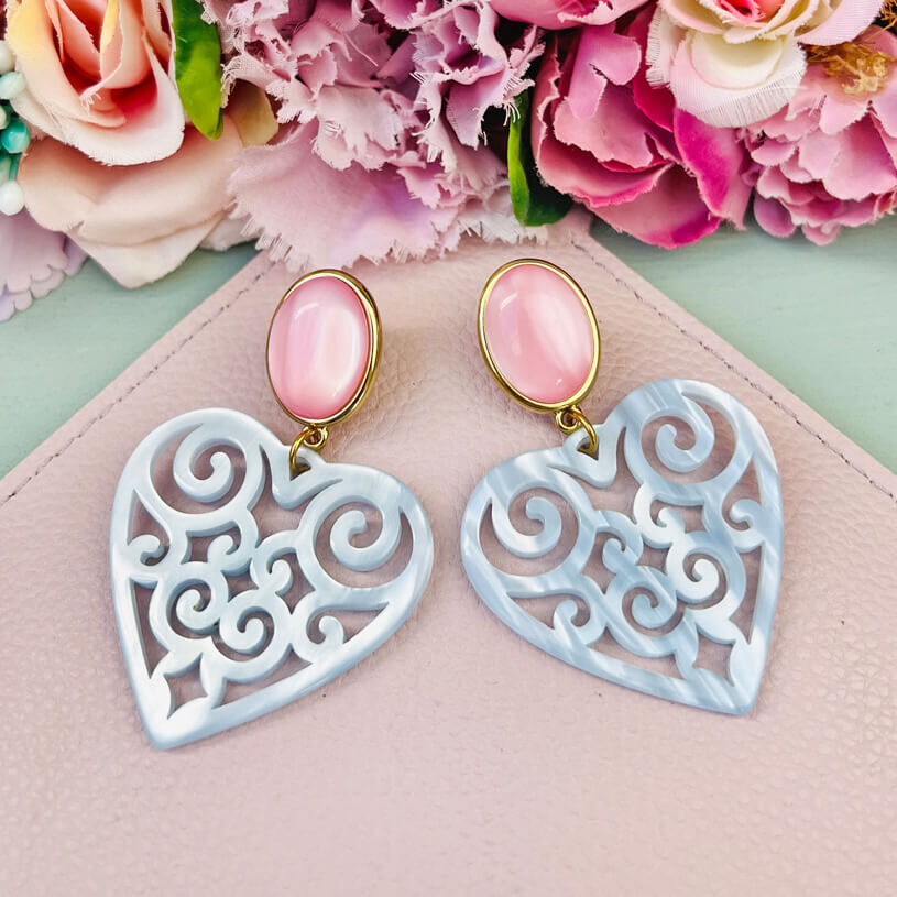 Schöne Herz-Ohrringe mit zartrosa Ohrsteckern und Herz-Ornamenten in Hellblau von AmuseToi