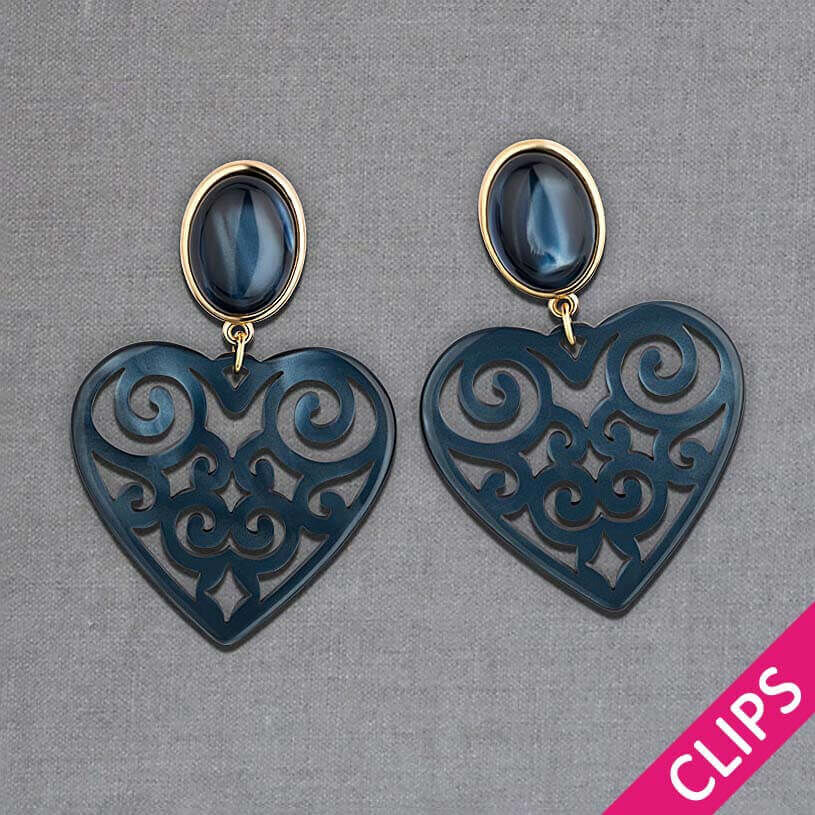 Schöne Herz-Ohrringe mit dunkelblauen Ohrclips und schimmernden Herz-Ornamenten von AmuseToi