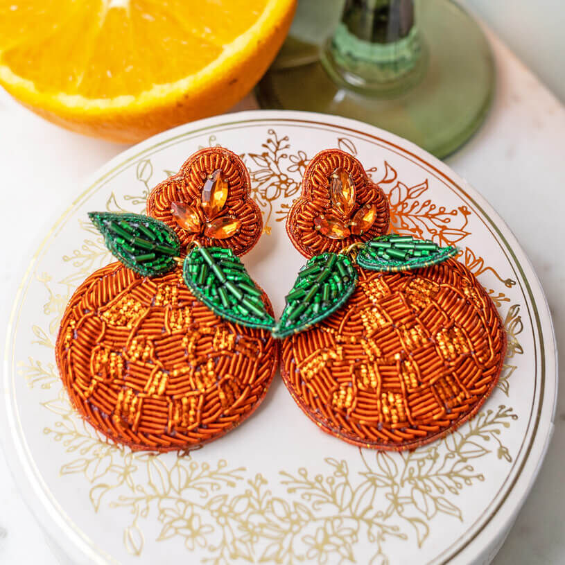 Auffällige Soutacheohrringe als Orange