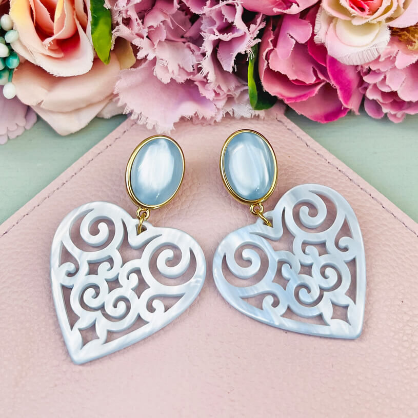 Schöne Ohrringe in schimmerndem Hellblau mit Herz-Ornamenten von AmuseToi