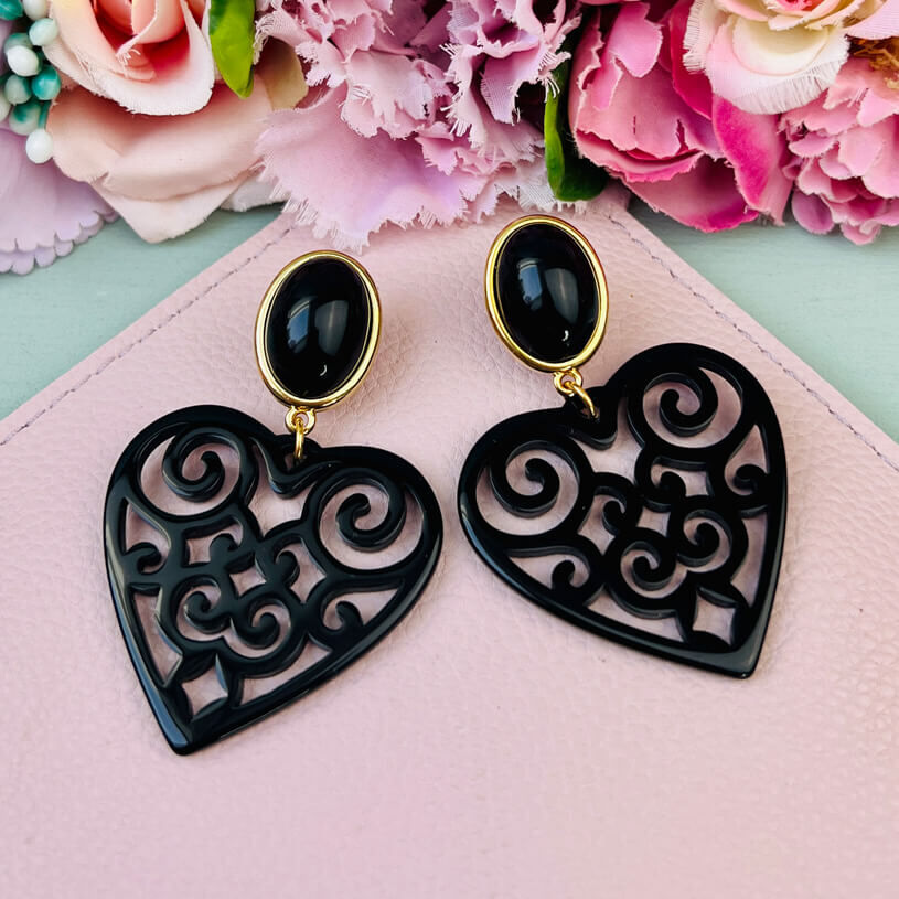 Schöne Ohrringe in schimmerndem Schwarz mit Herz-Ornamenten von AmuseToi