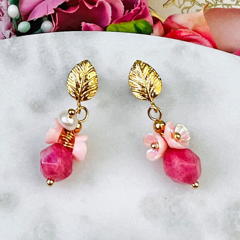 Kleine vergoldete Ohrstecker in Blattform mit Blüten und Perle in Rosa und Pink