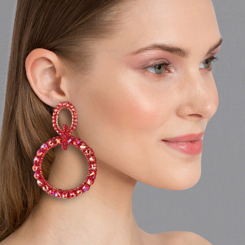 Große rote Ohrringe mit funkelnden Perlen