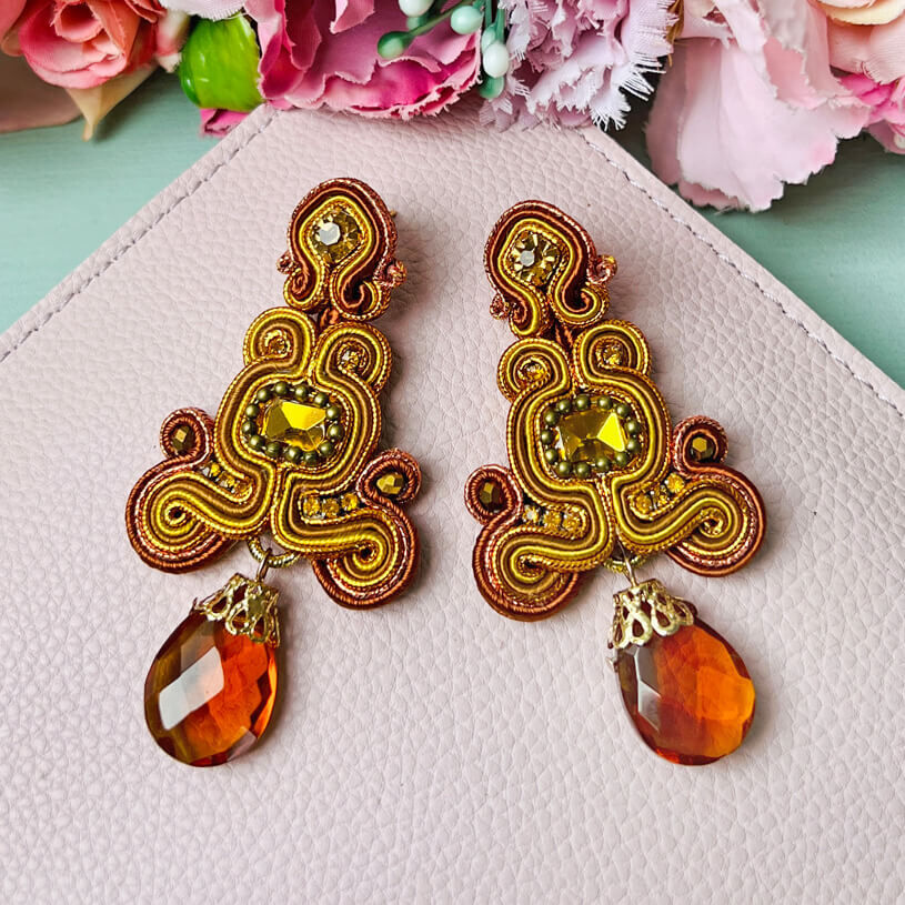 Wunderschöne Soutache-Ohrringe in Gold, Bronze und Braun