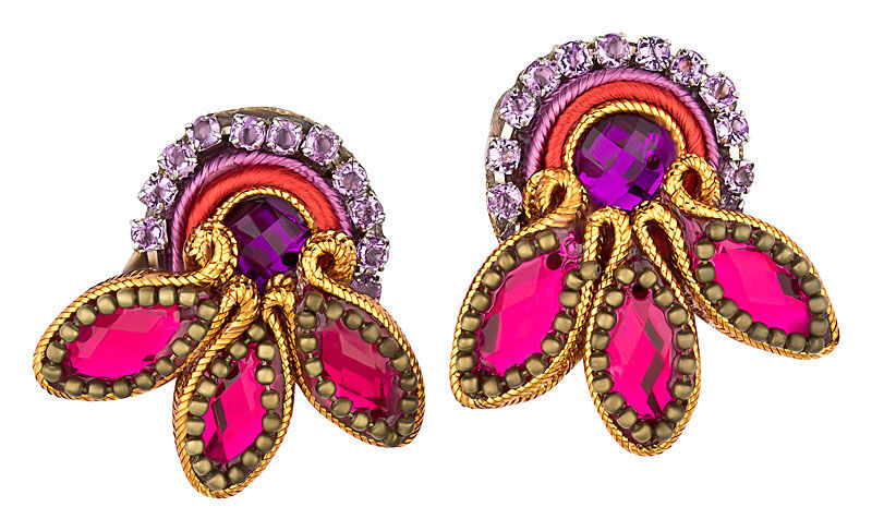 Violette Ohrringe mit goldenen Perlen und seidigen Bänden