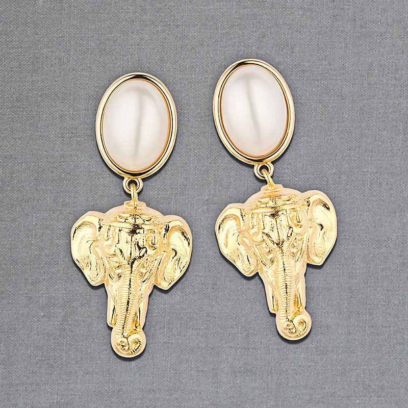 Perlmuttfarbene Ohrringe mit goldenen Elefanten