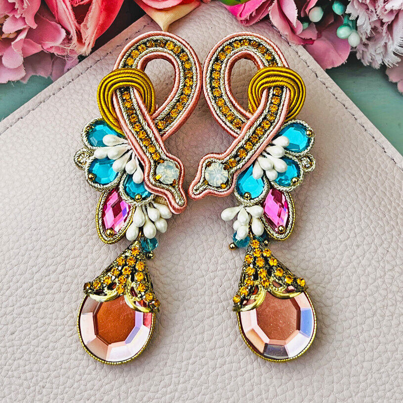 Exotische Soutache-Ohrringe in Gold, Pink und Blau