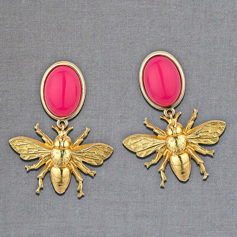 Pinkfarbene Sommer-Ohrringe mit goldenen Bienen