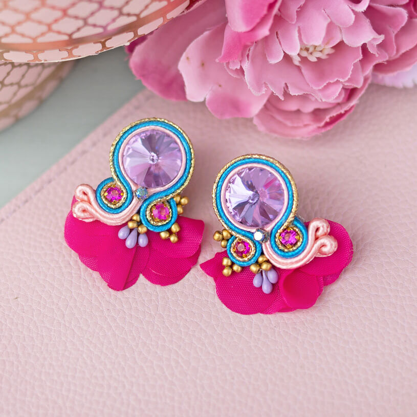 Kleine Soutache-Ohrringe in leuchtendem Pink