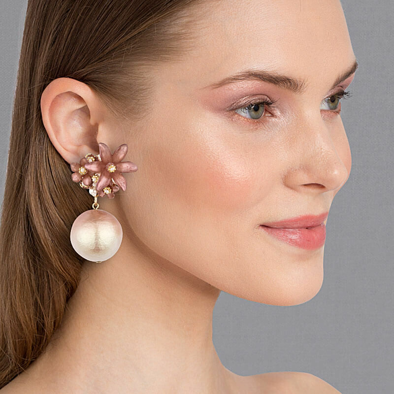 Rosafarbene Ohrringe mit Kugel und Blueten