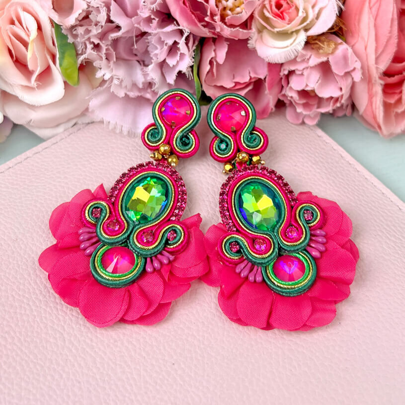 Außergewöhnliche Soutache-Ohrringe in Pink und Grün